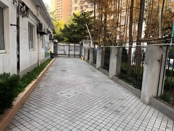 姜文被困在一个什么东西里